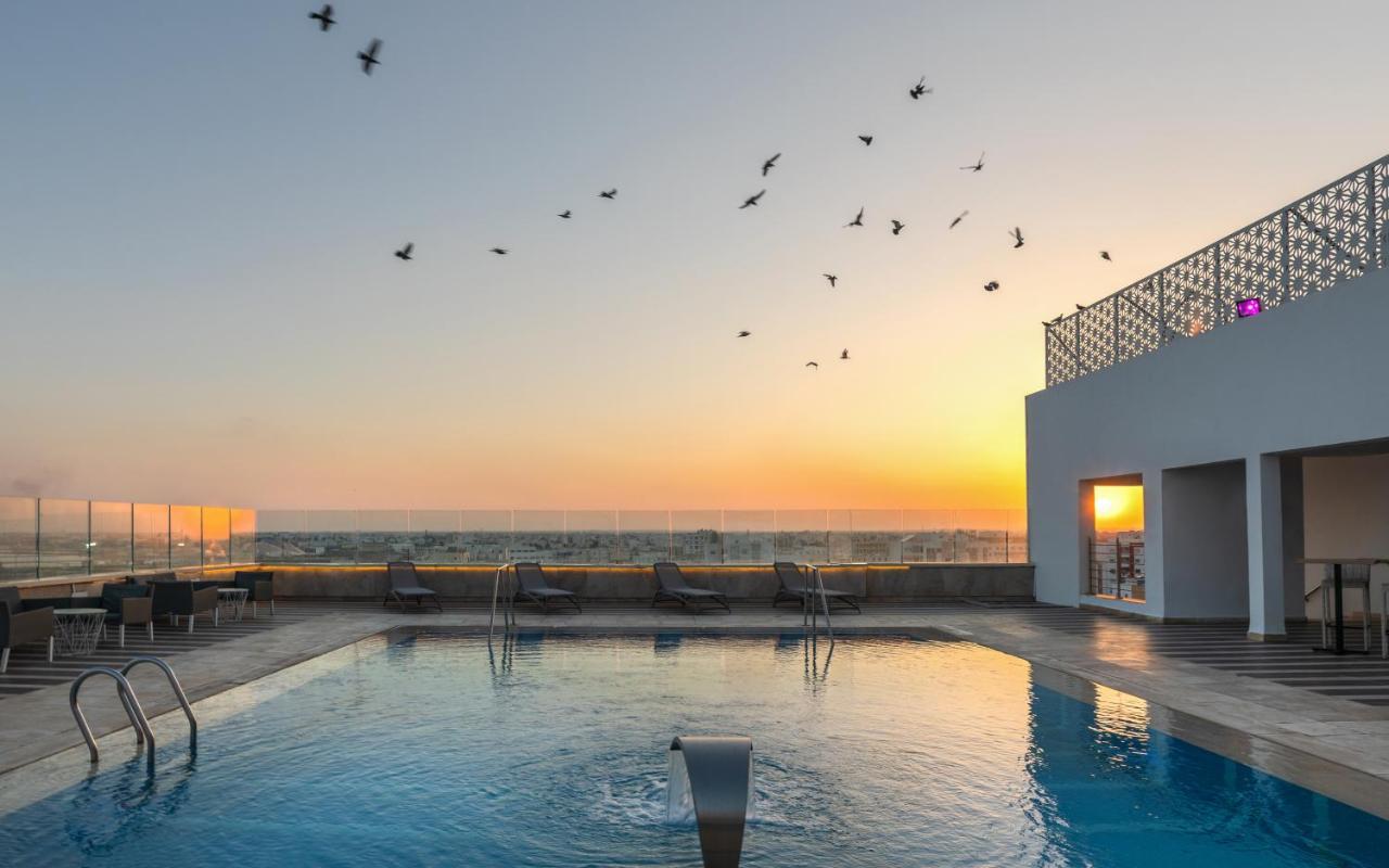Radisson Hotel Σφαξ Εξωτερικό φωτογραφία Rooftop pool at the hotel