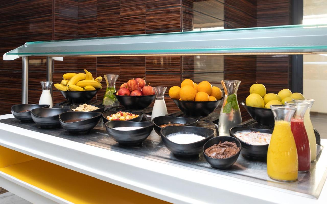 Radisson Hotel Σφαξ Εξωτερικό φωτογραφία A salad bar