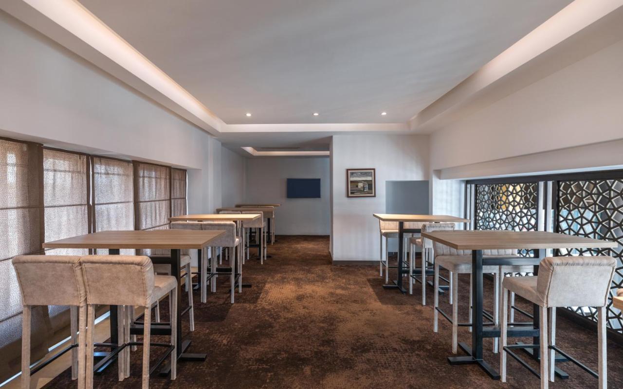 Radisson Hotel Σφαξ Εξωτερικό φωτογραφία The lounge at the airport