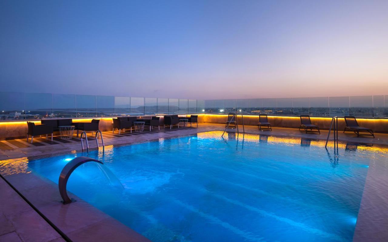 Radisson Hotel Σφαξ Εξωτερικό φωτογραφία The pool at the rooftop bar