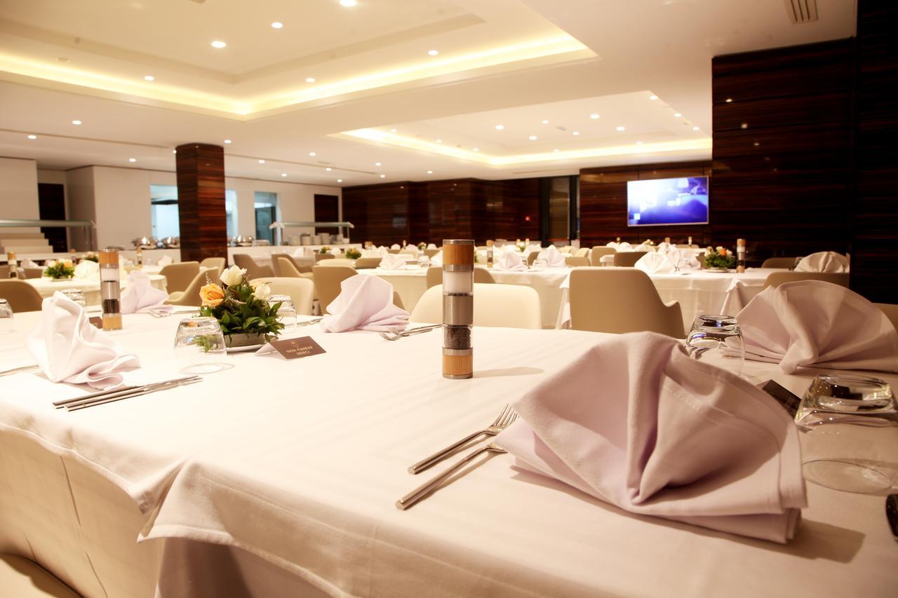 Radisson Hotel Σφαξ Εξωτερικό φωτογραφία The Long Room