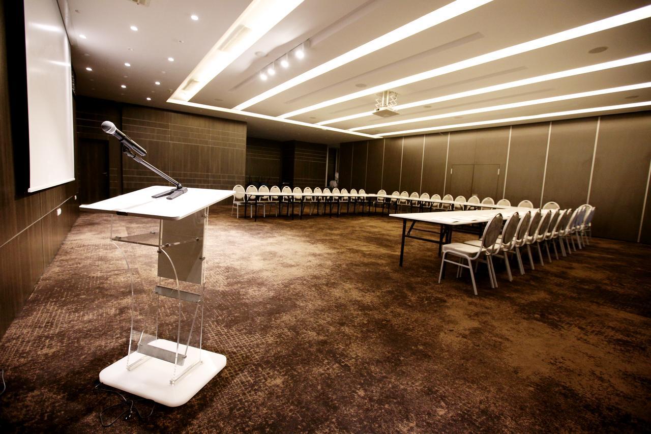 Radisson Hotel Σφαξ Εξωτερικό φωτογραφία A meeting room
