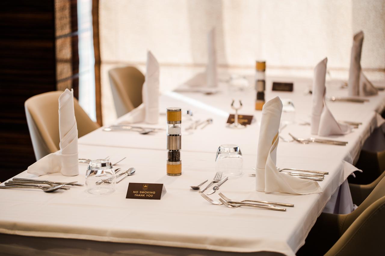 Radisson Hotel Σφαξ Εξωτερικό φωτογραφία A table set for a formal meal