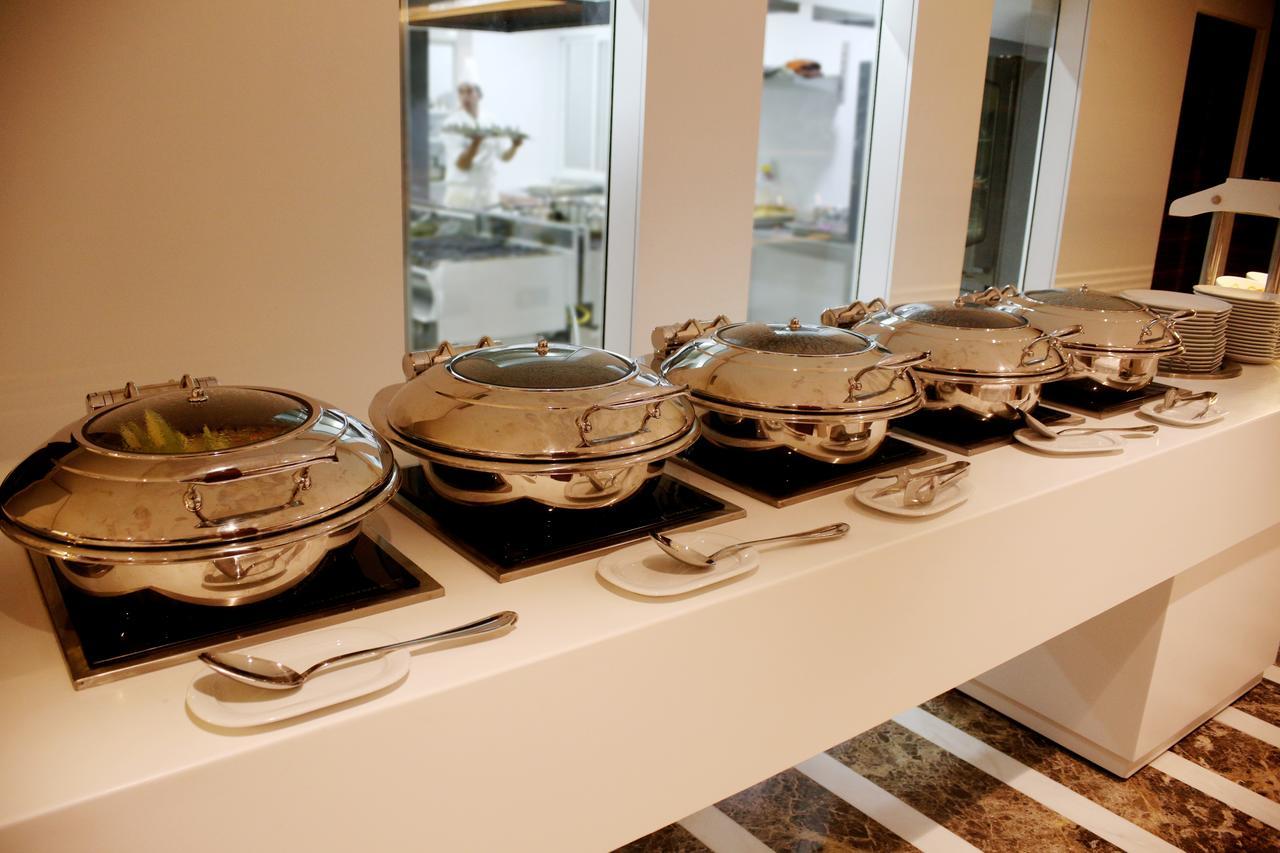Radisson Hotel Σφαξ Εξωτερικό φωτογραφία A row of chafing dishes