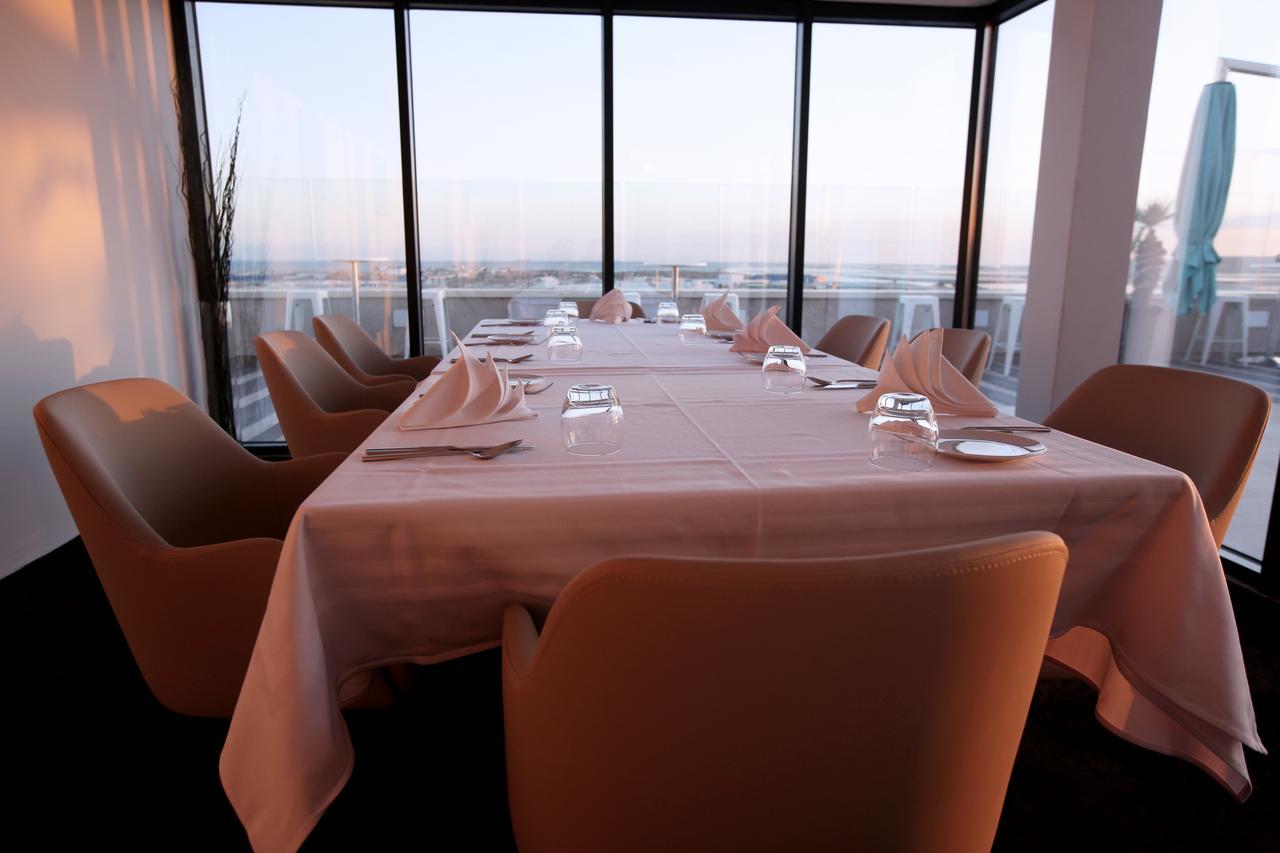 Radisson Hotel Σφαξ Εξωτερικό φωτογραφία Restaurant