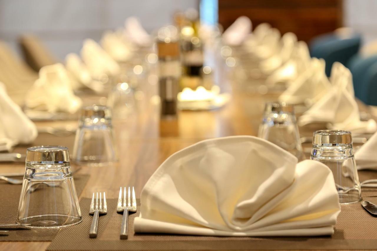 Radisson Hotel Σφαξ Εξωτερικό φωτογραφία A table set for fine dining